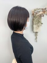 イーラ(era)&nbsp;《era》くすみブルー　艶ツヤストレート　丸みボブ　みわ