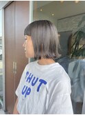 ハイトーングレージュ 外ハネショートボブ オン眉ぱっつん