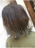 クセを活かし、毛先にブリーチonアッシュ系カラーに