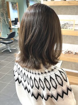 トリコ ショップアンドヘアサロン(tricot shop hair salon) 外はねミディアムヘア 立体感ハイライトカラー グレージュ