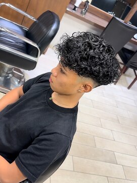グルーマーズトウキョウ(GROOMER/S TOKYO) 【HOMME HAIR 稲田】 スペインカール フェード スタイル