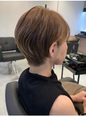首のラインが綺麗に見えるくびれショート