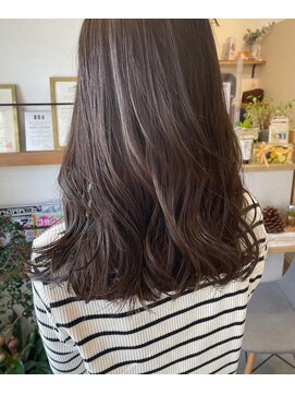 ロッカヘアエジェ(ROCCA hair eje.) 暗めカラーナチュラルウェーブ × 艶ブラウンミディ