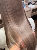 柔らかグレージュの艶髪ストレート