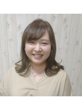 フラット(flat) 【 外ハネミディー 】×【 グレージュ 】