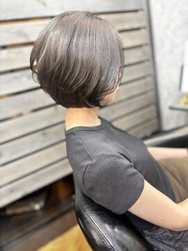 アール(R) 大人ショートボブ＆シルバーアッシュ