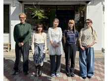 ベラアンドヘア(BELLA&HAIR)の雰囲気（毎月サロンの前でスタッフみんなの集合写真を撮っています）