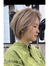 エルア(elua)&nbsp;Wカラーとエッジの効いたショートボブ