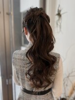 アヴェイル ヒロオ(a'vail Hiroo)&nbsp;ゆるふわに動くポニーテールヘアアレンジ