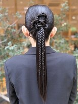 リッカ シーダ(LYCKA SIDA) 細編み×タイトポニーのお呼ばれヘア