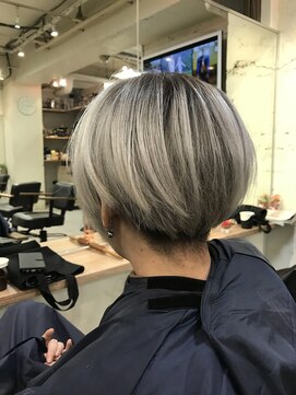 ペネロープ(Penelope) ホワイトグレーショートボブ