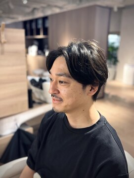 ウノプリールヴァモス(unopulir Vamos) 30代大人メンズニュアンスパーマセンターパート