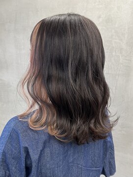 アンバー(UMBER) ピンクベージュインナーカラー　ブリーチ1回