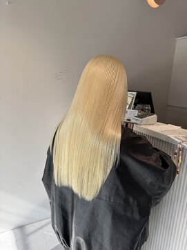 ムーム(Momb) 抜きっぱなしブロンド