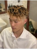 スパイラルパーマにスキンフェード