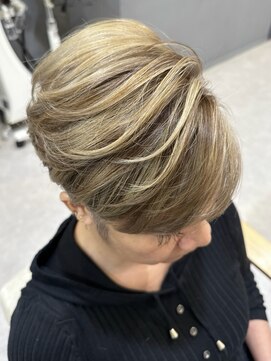 グラッシー センター北店(GLASSI) 外国人風★ホワイトベージュ★白髪ぼかしハイライト★刈り上げ