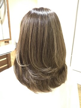 マグヘアー(mag hair) イルミナカラーで白髪カバー&ハイライト 透明感艶髪カラー