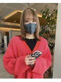 ブラウンのデザインカラーに顔周りのレイヤーカット