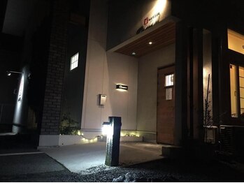 カミケン 黒岩店　kamiken・の写真/【9時～22時まで営業！】全席半個室だから人の目を気にせずくつろげる◎お仕事の隙間時間にご予約OK！