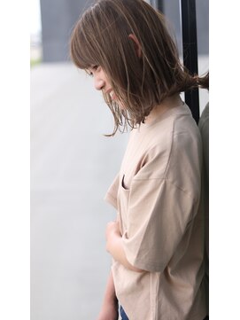 アイズ ヘアー メイク(I's hair make) 外ハネボブヌーディーベージュ