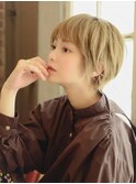 ハイトーン×ショートヘア!外ハネで美シルエット
