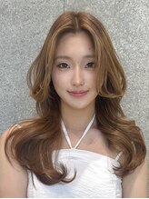 ディオ アンド ルーチェ アット(Dio&Luce at.)&nbsp;動くたびに揺れる柔らかい質感で、知的さと女性らしさを両立