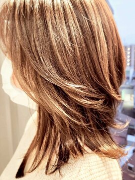 ジェコ ブラン(gecko. brun) くびれレイヤー/色っぽミディ/透明感/外ハネ #武蔵小山美容室