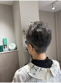 グレイヘアを楽しむ刈り上げベリーショート