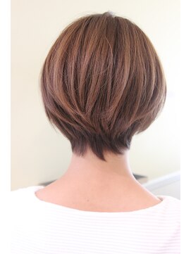 レウナ 外苑前(Reuna) 30代40代50代大人可愛いショートボブ　シルエットが綺麗