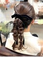 カーラ(Cara) チョコレートブラウン×個性派ポニーテール