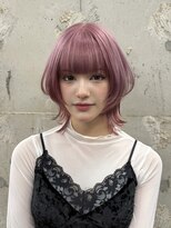 ガルテ(GARTE) ブランドに落ちるピンク×ウルフカット