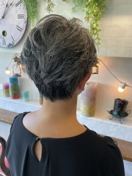 ビタミン(VITAMIN) 白髪を活かす大人ショート/上品グレイヘア