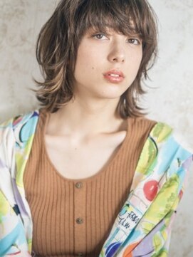 コム(com by neolive) 大人可愛いミディ 外ハネ