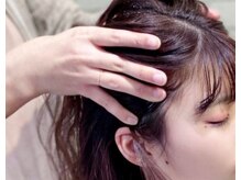 リフトマッサージ：頭皮のコリをほぐし、引上げていくマッサージ
