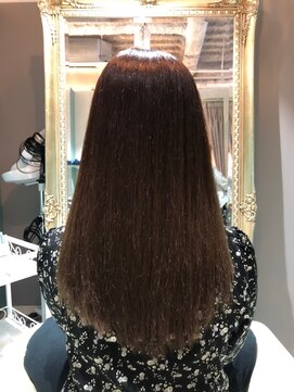 ロアゾブルーミュージアム(L'oiseau Bleu museum) 毛先を揃え全体的にまとまりのあるスタイル