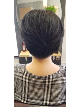 シュエット(Chouette) ボリュームを抑えたえり足すっきりショートボブ