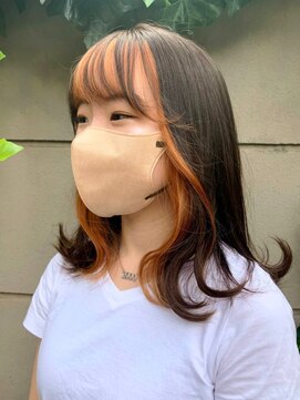 エム(EM) ブリーチインナーカラーオレンジカラーナチュラルくびれヘア