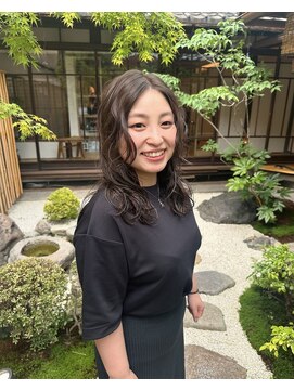 モーダアッカ(moda acca) ミディアムウェーブパーマにアッシュグレー@20代30代40代