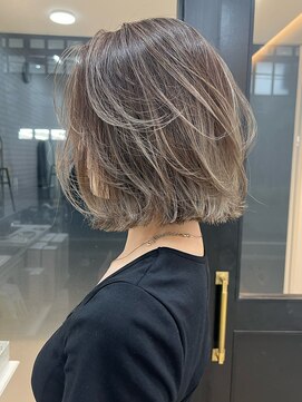 バベル アット フルリール 甲子園口(BABEL at fleurir) ハイライトを重ねて作るグレージュカラーのボブ