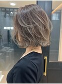 ハイライトを重ねて作るグレージュカラーのボブ