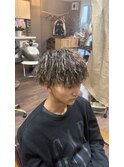 ハイライトメッシュ　ツイストパーマ　マッシュ　スキンフェード