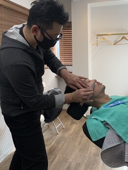 ひげや眉などの身だしなみも全て整えられるREVALI◇プロのシェービングで清潔感あふれる好印象なスタイルへ