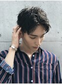 女性にも男性にも好感度の高いセンターパートのスリークショート