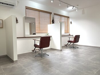 ヘアサロン ブライトの写真/木の温もりと陽の光が差し込む店内で心安らぐサロンタイムを。家に居るような居心地の良さが自慢のサロン◎