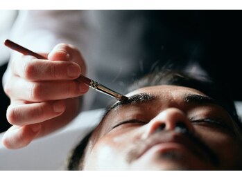 オトコデザイン(OTOKO DESIGN)の写真/ハリウッドブロウリフトで眉毛の毛流れをお客様に合った形に整えます。