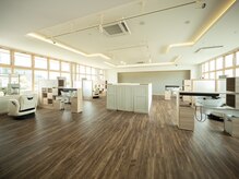 広々とした空間と半個室のセット面が特徴のサロン