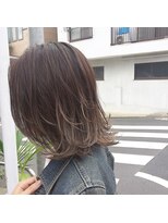 ヒゲメガネ(hige megane.)&nbsp;グレージュカラーのミディアムボブ