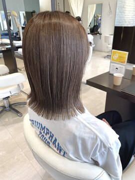 アメイジングヘアー 美沢店(AMAZING HAIR) ぱつっとミディ/切りっぱなし/外ハネ/シルキーベージュ/透明感