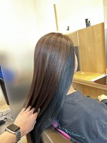 ウイバイファースト(u'i by first)&nbsp;つやつやでまとまった、きれいなストレートヘア