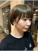 カーキカラー×パッツン前髪×コンパクトショート
